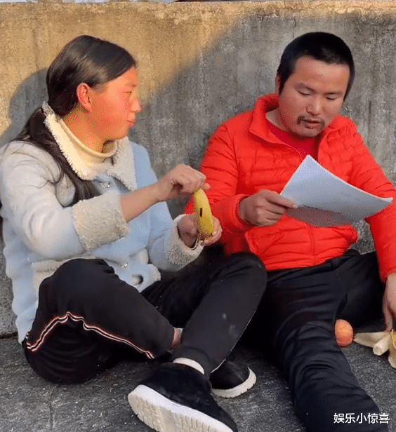 带货|小春花又翻车，现在晒谷纯粹是为拍摄，8个月孕肚想弯腰就弯