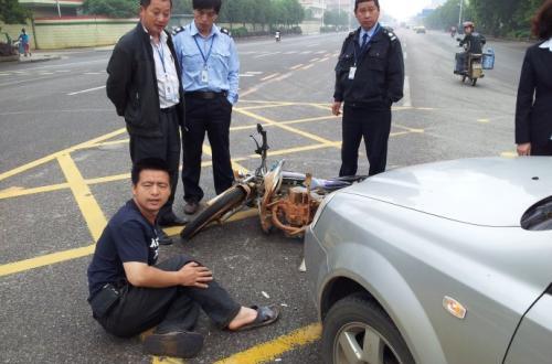 买车 开车出事故时，打电话顺序不要错，不然吃亏的是自己，尤其是新手