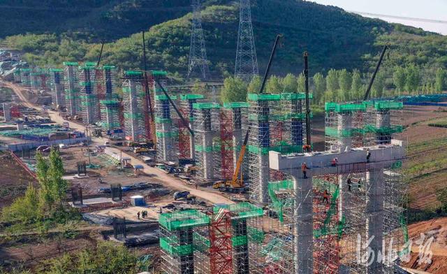 河北新闻网 河北遵化：假日京秦高速公路（遵秦段）建设忙