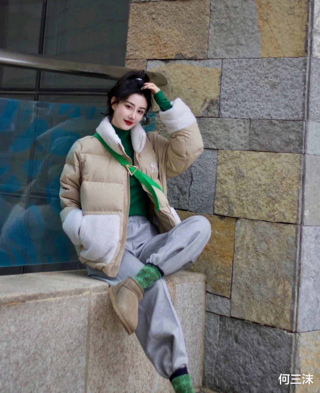 何三沫 想要偷懒快速出门,可以尝试羽绒服配卫裤的懒人穿搭,保暖又耐看