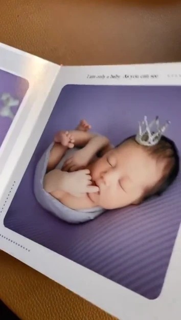 李亚男|李亚男小区遛娃，二胎产后素颜扛打，2岁gabby越长越像妈妈