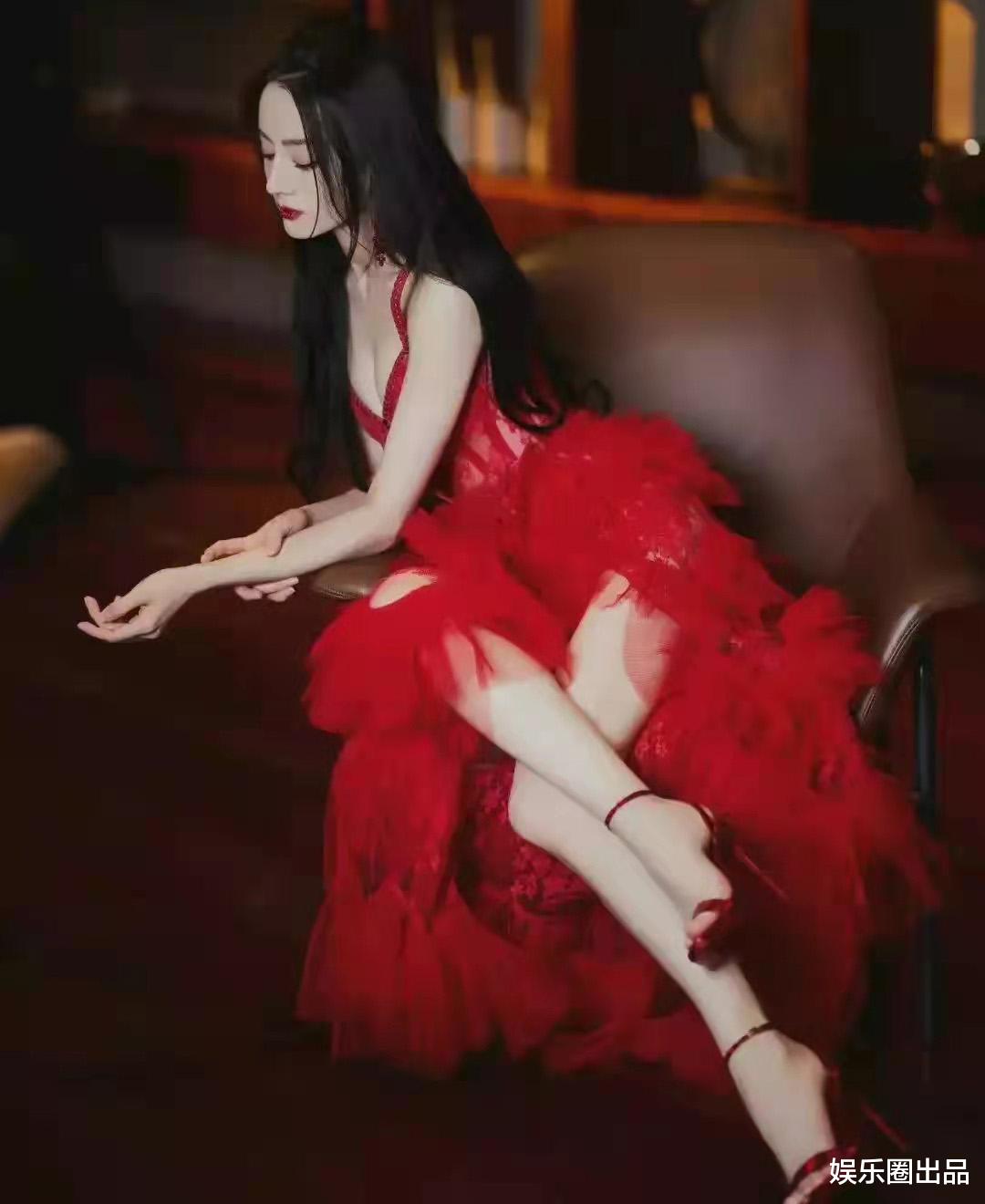 迪麗熱巴穿紅裙拍攝的大片火瞭，閱讀量超400萬，不做模特真可惜-圖4