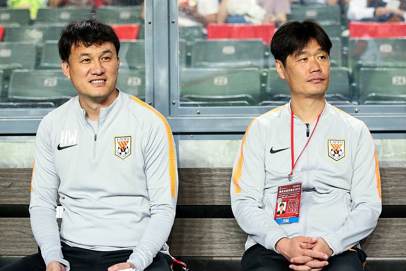 郝伟|郝伟成为泰山队史第一人！首位在山东带队夺得联赛冠军的土帅