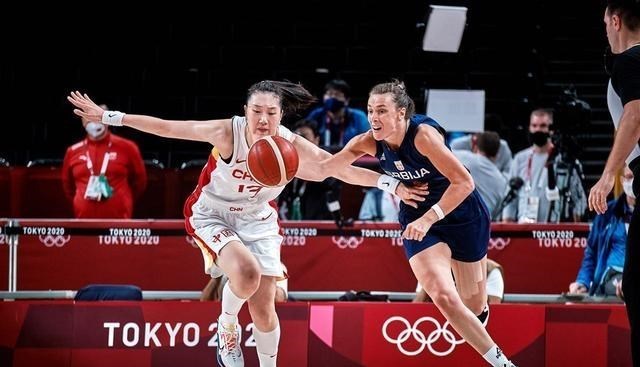 雪落无尘谈|太遗憾！后卫挖坑，一姐梦游，三大中锋合砍36+15女篮仍然出局