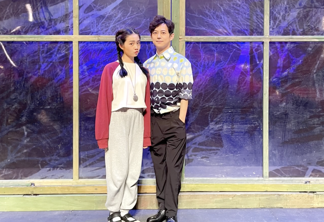 杨紫|何炅与多多话剧演出后拍照留念，多多俏皮何老师娃娃脸，意外有cp感