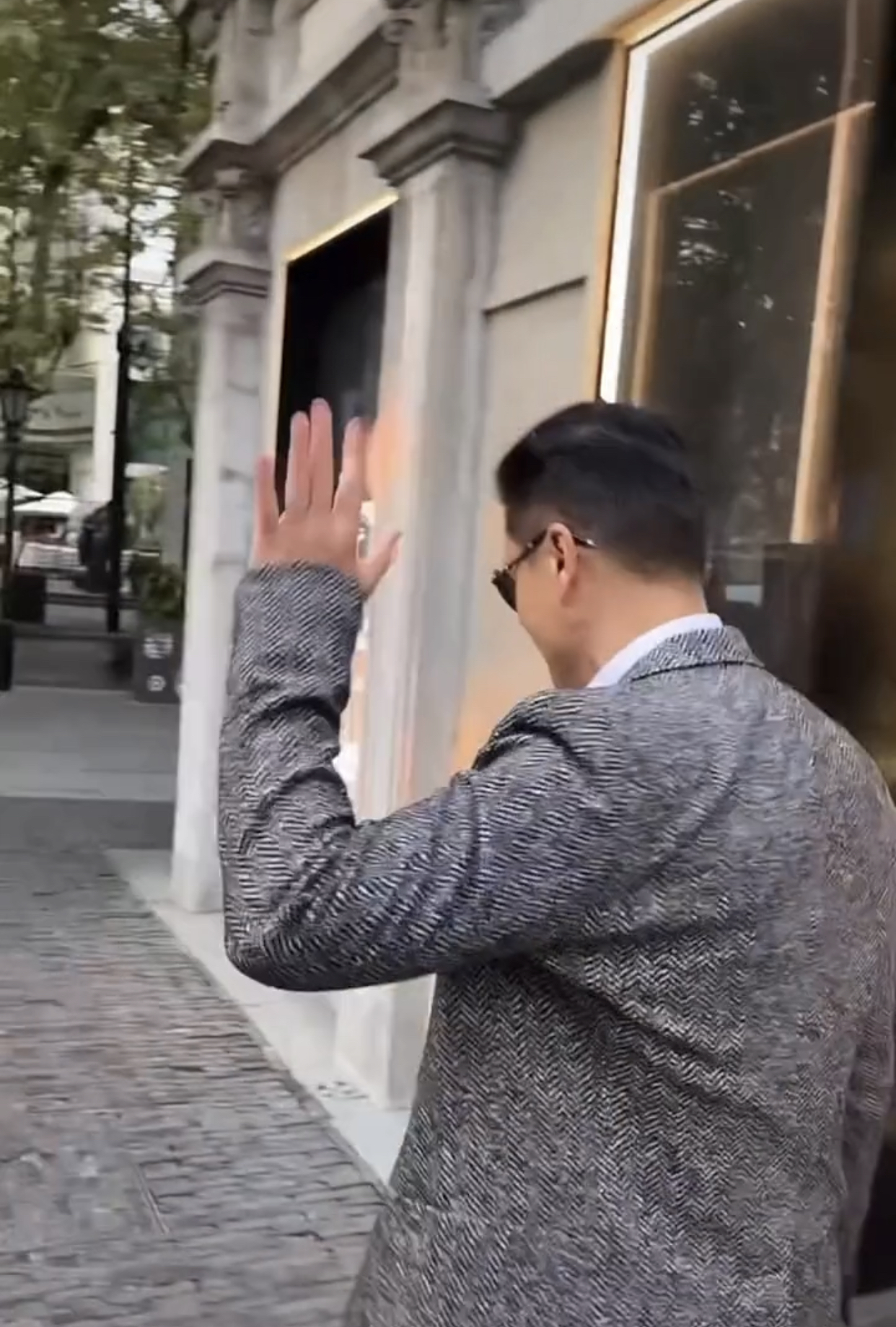 吕良伟|65岁吕良伟现身上海街头,独自出行无保安,工作后特意找女粉合影