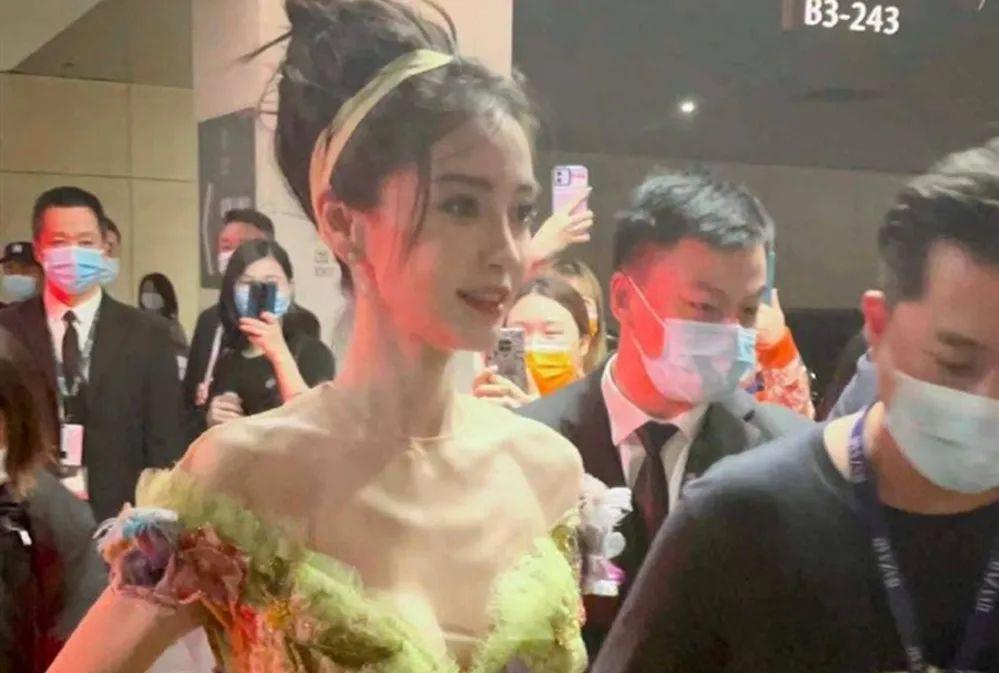 许晴|红毯女星风格大不同，杨颖鞠婧祎甜美，许晴巩俐风情万种