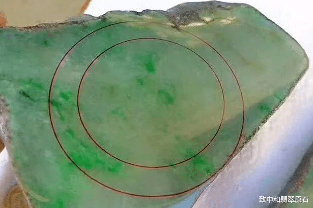 翡翠|美女第一次玩翡翠,直接花6万买下翡翠原石,竟切出高冰阳绿飘花手镯!