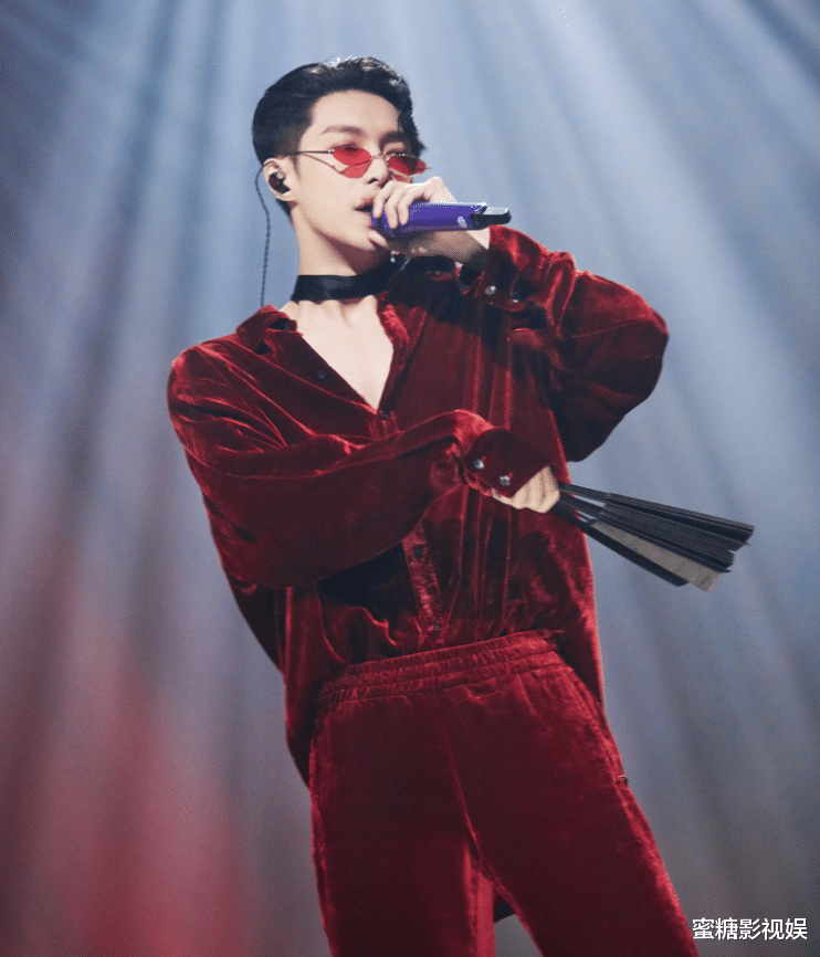 张艺兴|男人帮团魂再现！张艺兴回复4位哥哥的30岁祝福，暴露了私下聊天内容