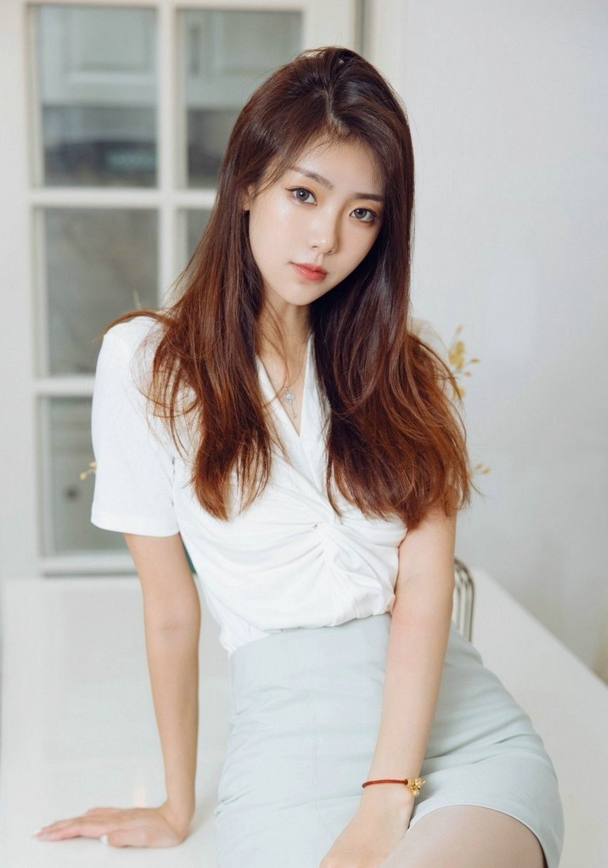 我亦飘零 浅色的包臀裙很是简约大方，高腰的款式显高挑的身材，增添了时尚感