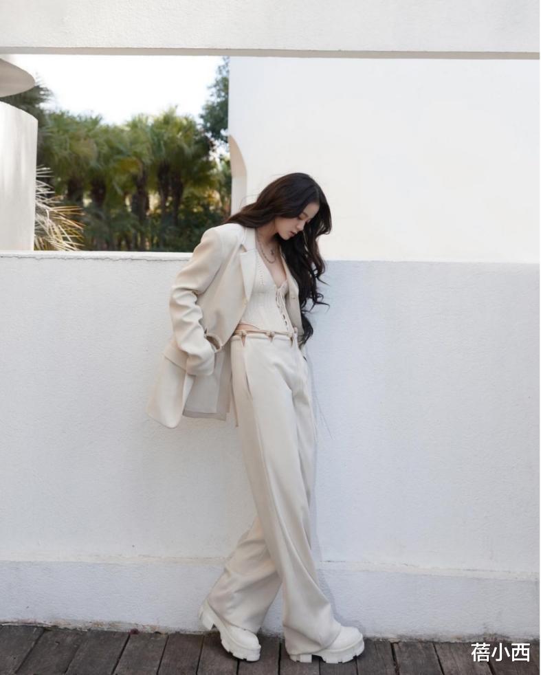 蓓小西|初秋出行怎么穿?欧阳娜娜手把手来教你,白色毛衣最百搭又时髦
