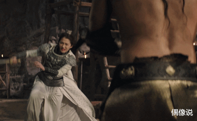 关晓彤|关晓彤新电影剧照发布，涂绿色眼影，蒙黑色面纱，造型别致！