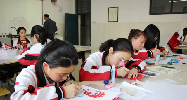 肖翻天和同学们 双减政策“减”掉英语？各学科地位大换新，英语地位逐渐走下坡路