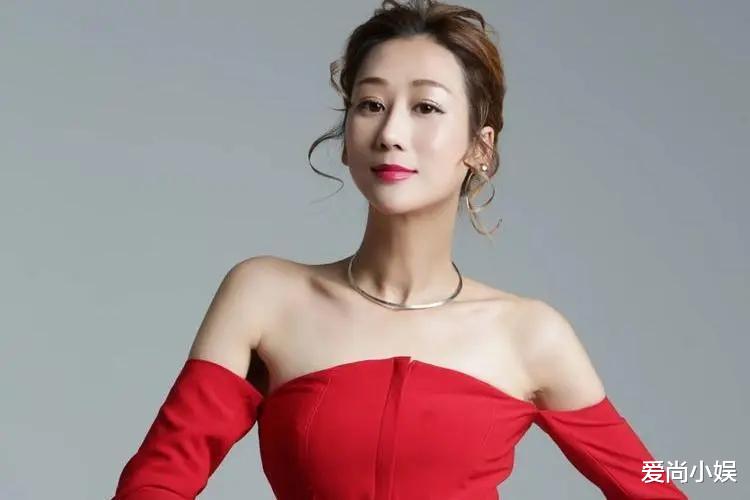 陈浩民|陈浩民老婆也太尴尬了，拿着一款电动卷发棒称很好用，结果惨遭打脸