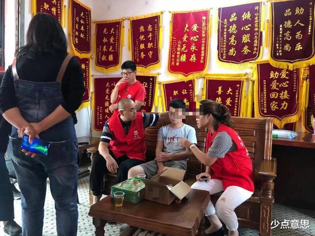 少点意思 贵州1男子16岁来广东打工,7年不回家,“白天流浪,晚上睡公园”