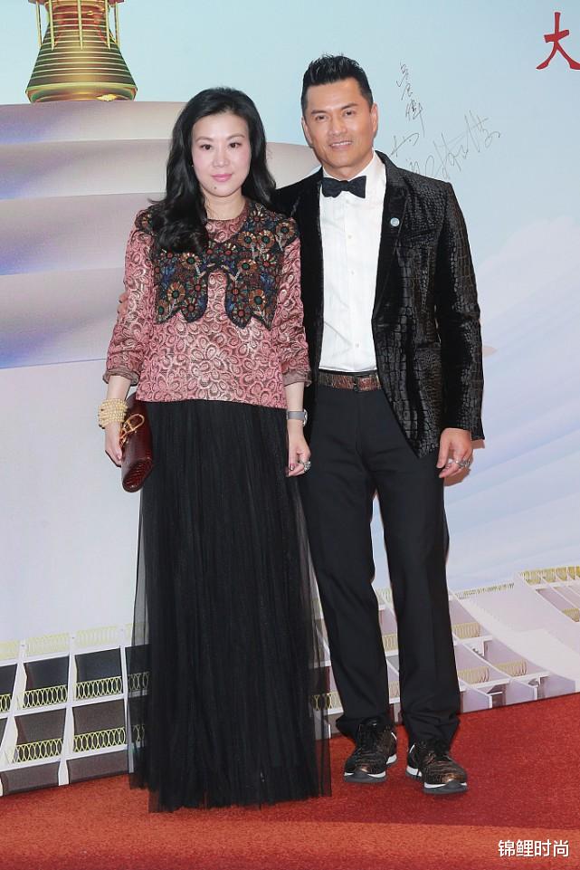 穿衣搭配|刻意扮嫩有多显老？吕良伟妻子齐刘海配浓底妆，好在穿搭挺有气质