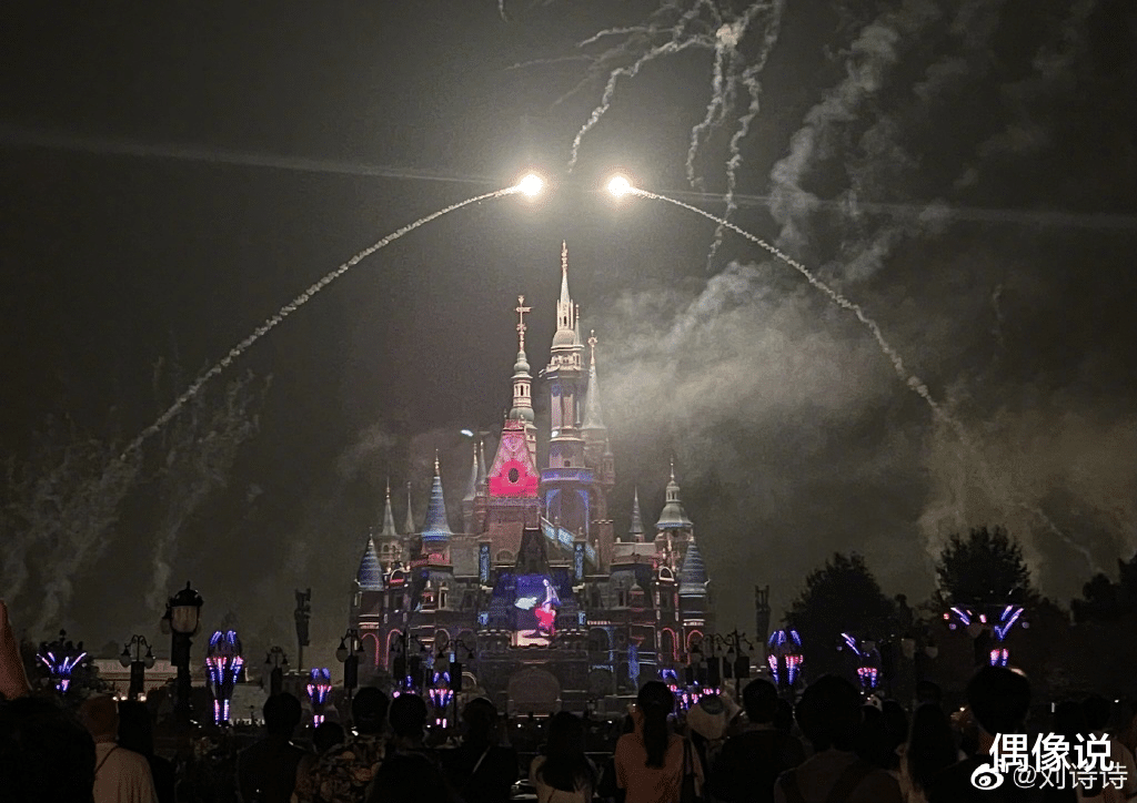 刘诗诗|辣妈刘诗诗晒迪士尼游玩照，穿粉色短袖戴可爱发饰，包包也很少女心