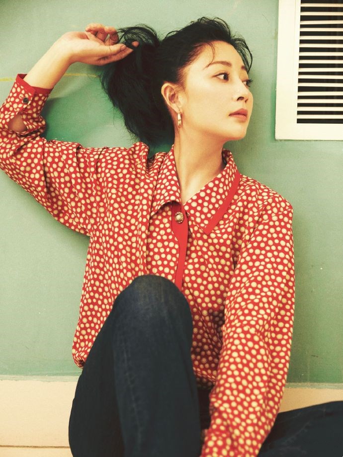 复古|殷桃春日时尚大片复古又摩登，高扎马尾加金属耳环，率性洒脱