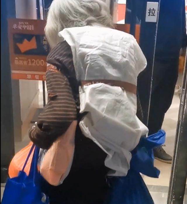 于时为伴 让人心酸!南京8旬老人全身裹满编织袋御寒,孤苦无依行走街头