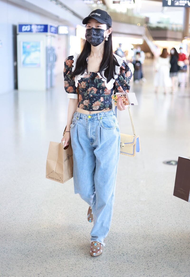 大表姐的时尚圈 宋轶的个性搭配,橙色毛衣散口工艺,牛仔裤大腿破洞,这真会穿