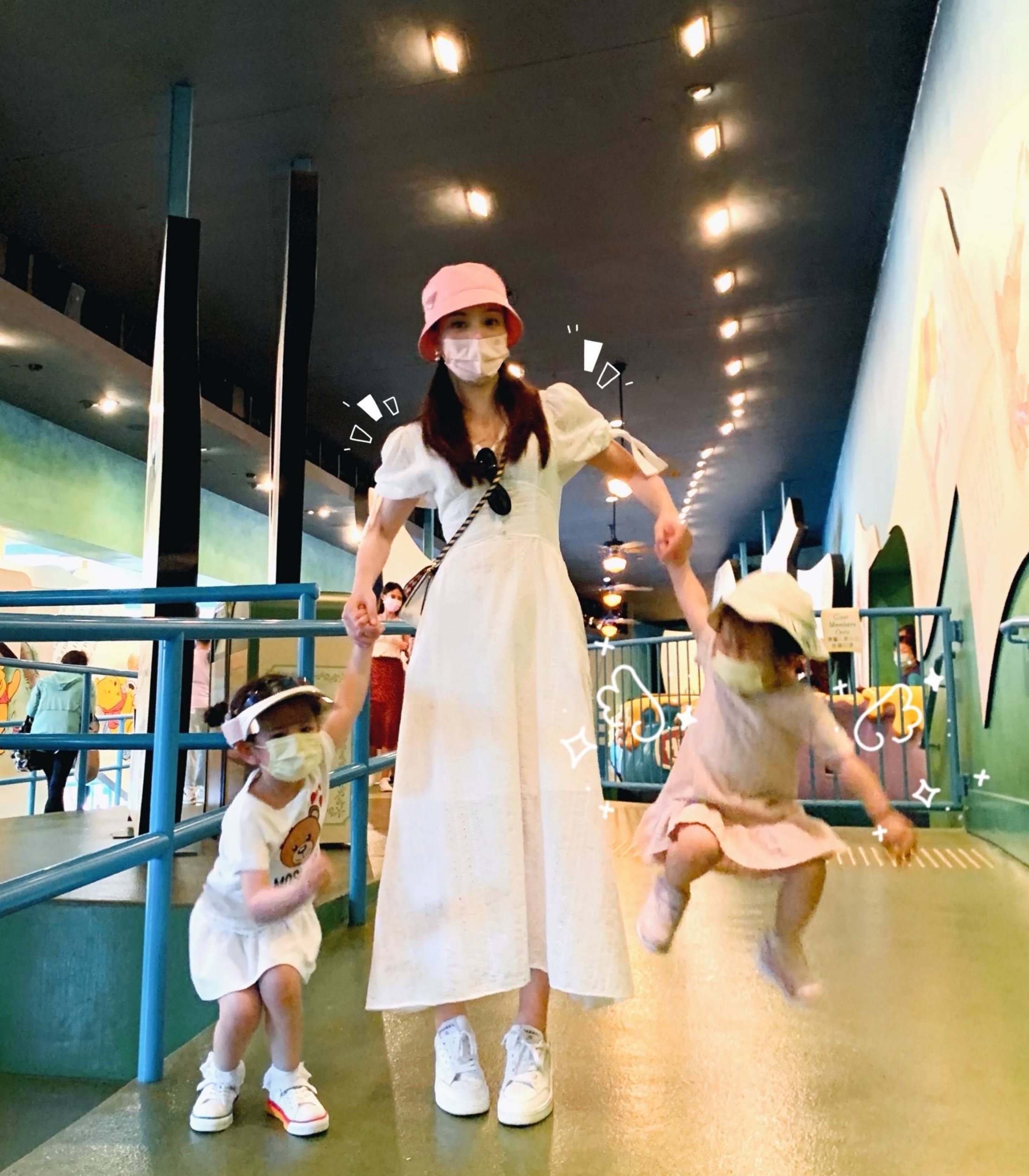 郭富城|郭富城圣诞节带方媛还有两个女儿上街游玩，小家伙一人一个样式的发型，超可爱