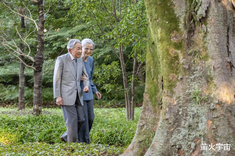 日本|日本上皇后87岁生日，穿旧衣和上皇散步画面温馨，为公主婚事担忧