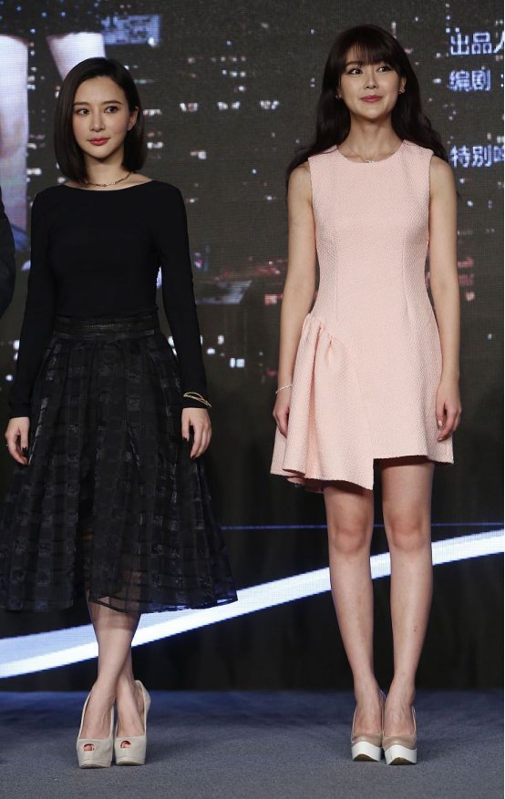 BiuFashion 甘薇身穿粉裙太甜美，笑起来酒窝抢镜，和熊乃瑾坐一块好亲昵