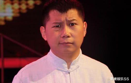 郭德纲|何云伟开直播被骂叛徒，满屏留言郭德纲，不敢看镜头一脸尴尬