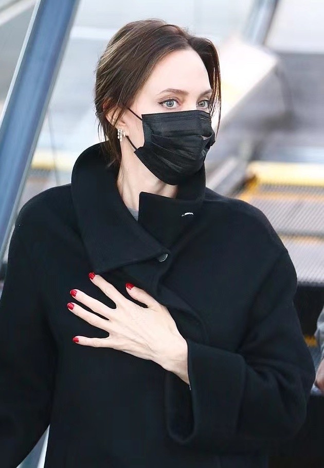 无心法师|朱莉抢前夫皮特的58岁生日风头！黑衣配红指甲贼吸睛，白成牛奶肌