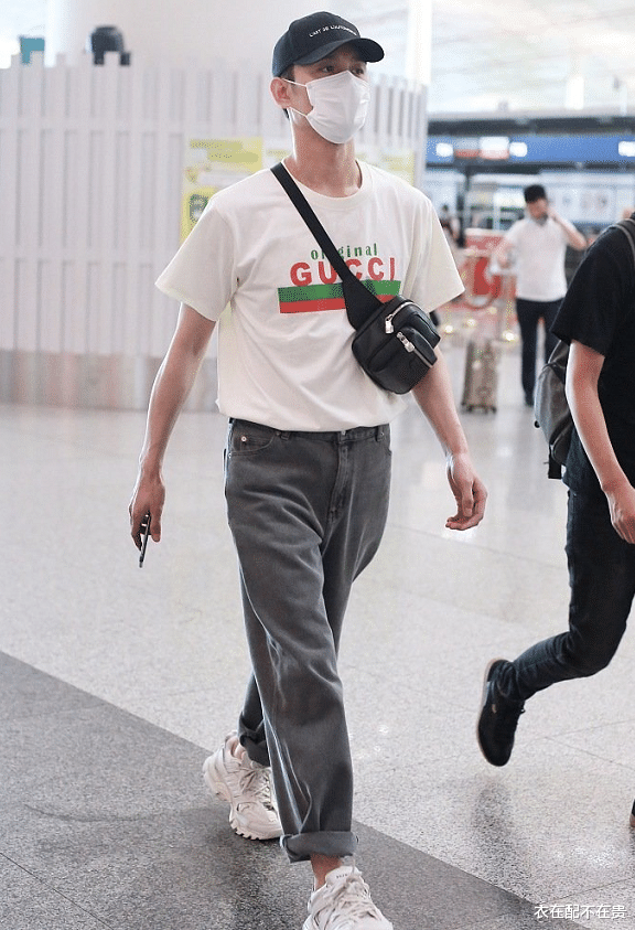 衣在配不在贵|39岁王凯好似没长开，穿白T配阔腿裤很有少年感，比小鲜肉还显嫩