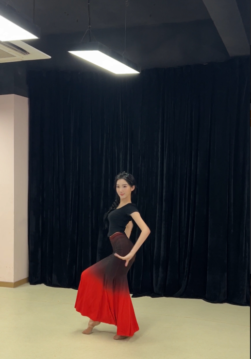 都美竹|都美竹再次变脸?被闺蜜吐槽模仿小怡同学,旧照对比太明显