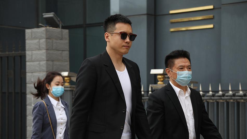 行星秘闻|高云翔一身黑衣现身法院,寸头造型发量显稀疏,自称相信法律公正