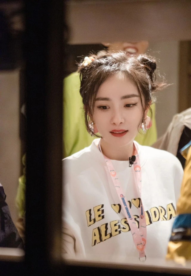 杨幂|杨幂活动生图曝光，白裙露腰扶栏浅笑女人味十足，自曝今年有演唱会