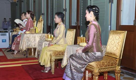 诗妮娜|诗妮娜暴露心思，当众对苏缇达“翻白眼”，藏不住情绪难怪只为妾