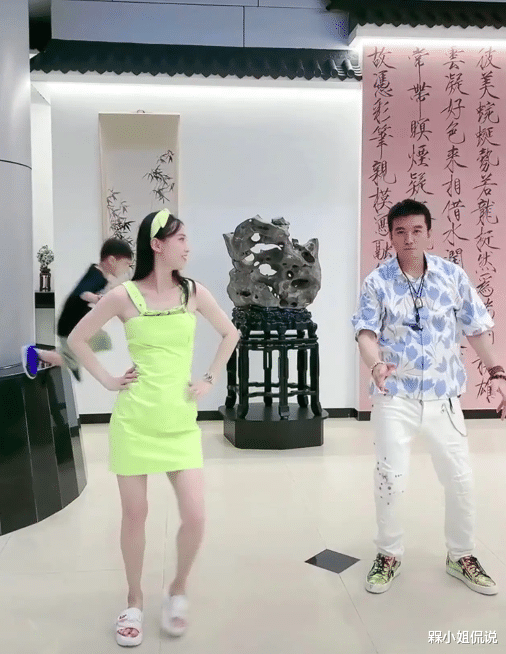 槑小姐侃说|黄圣依在家教老公跳舞，穿荧光吊带裙娇嫩如少女，杨子发福显油腻
