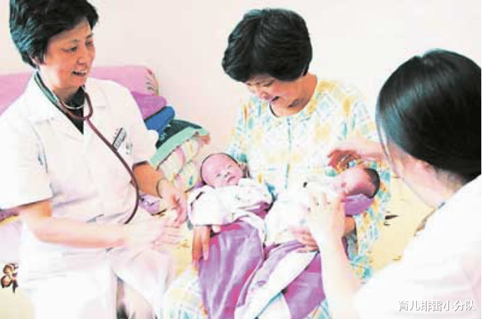 育儿排雷小分队|51岁老母亲生下龙凤胎,只因24岁女儿忙工作,家里冷清老人寂寞