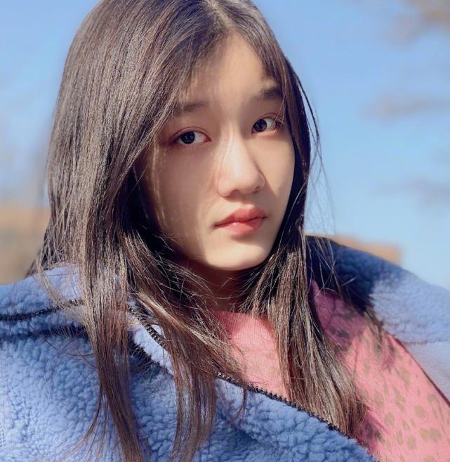 纪姿含|有种“野蛮生长”叫赵薇“女儿”，14岁挑战无痕裤，效果也太绝了