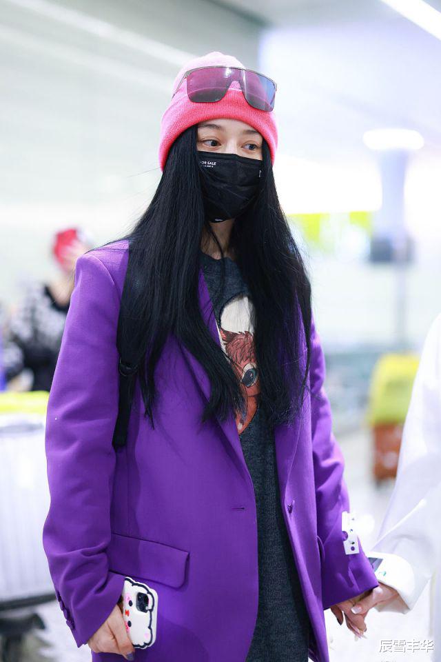 辰雪丰华 范冰冰穿得有点“顾下不顾上”了,上衣搭配显魁梧,还好腿比较细