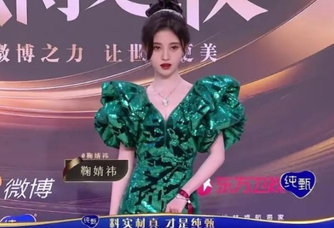 鞠婧祎|鞠婧祎微博之夜再翻车？直播生图一言难尽，网友：她这样累不累？