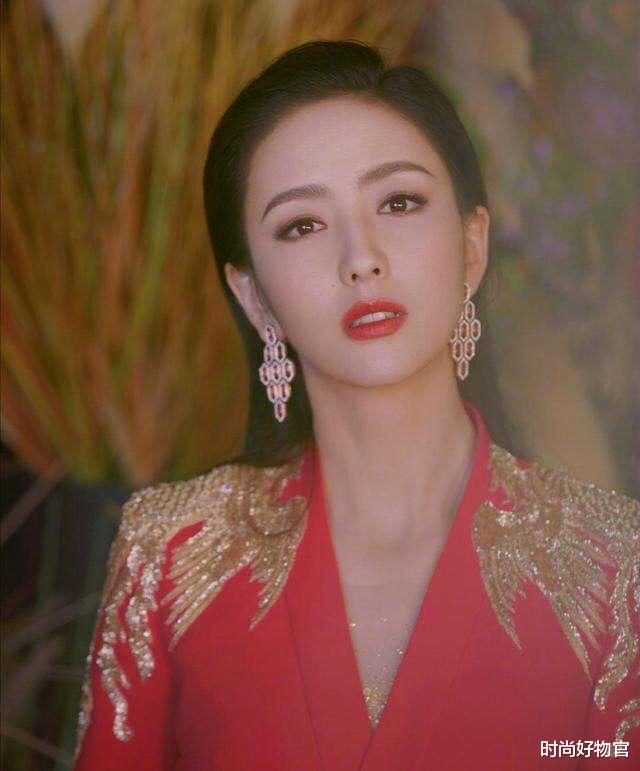 时尚好物官|佟丽娅晚会惊艳四座，面容姣好皮肤白嫩，有何秘诀留住少女感