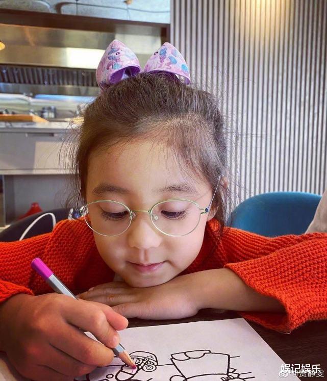 咘咘|咘咘被查出高度视差600度，贾静雯：有些难过，还好发现及时