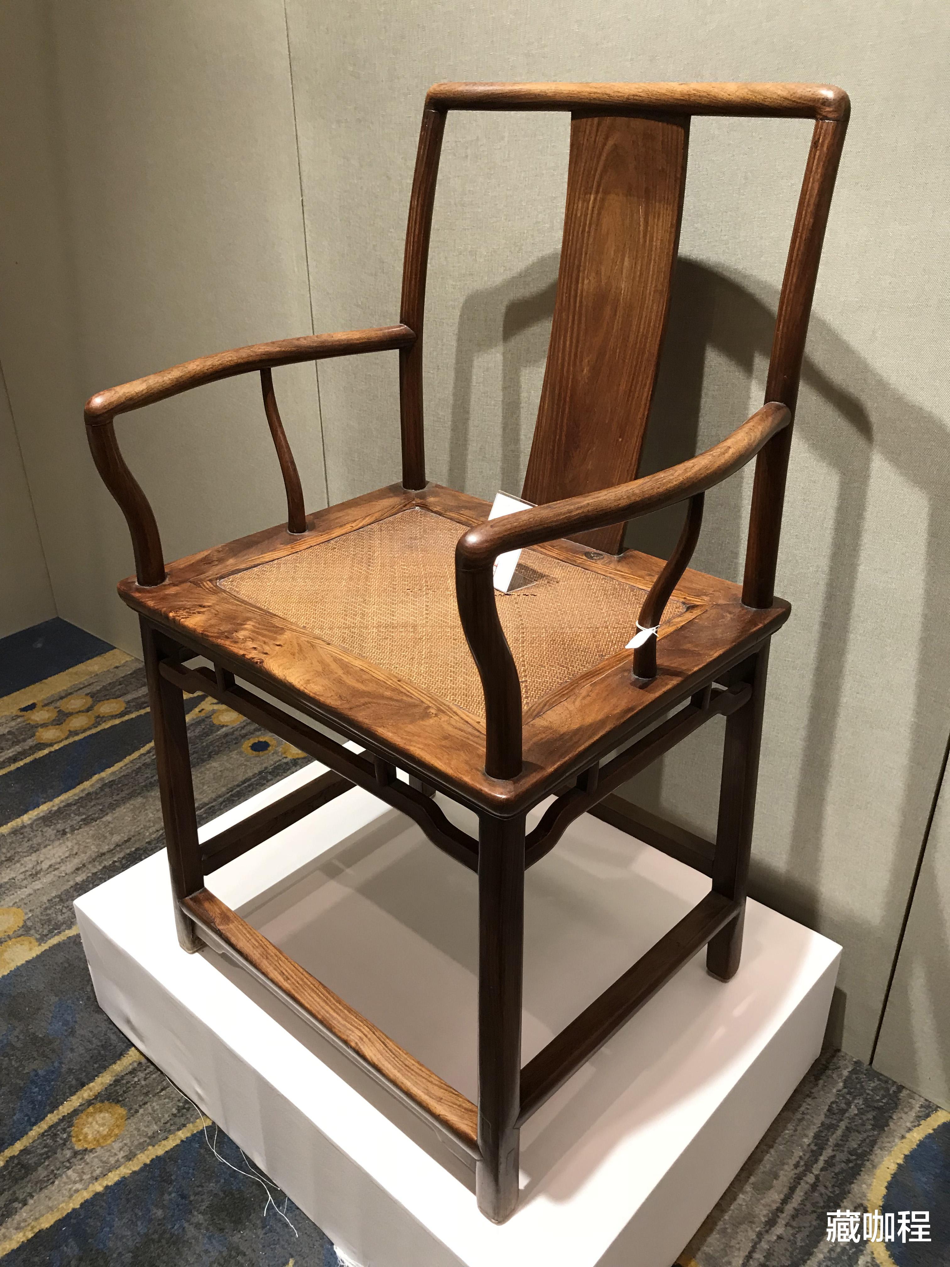 |棕眼粗大、纹理断续，清南官帽椅确为黄花梨