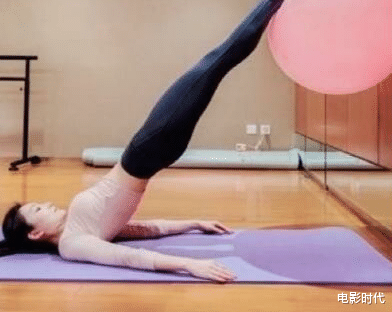 张艺谋|张艺谋妻子发健身照片，身材火辣，燕窝放地上当水喝！