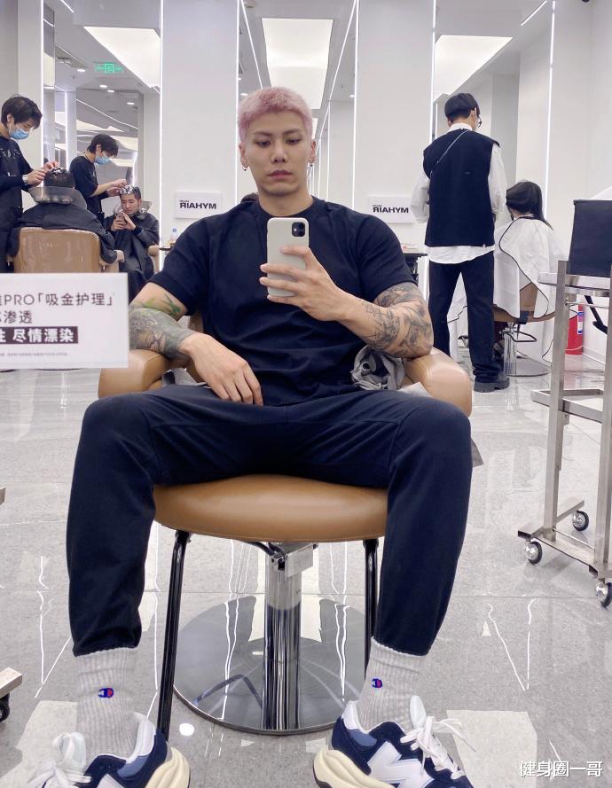 健身圈一哥 是肌肉奶爸也是斗腕选手,腹肌宛如搓衣板,麒麟大花臂完美吸睛!