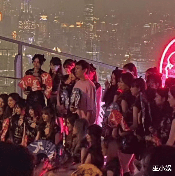 王思聪|王思聪参加活动？与网红合照显呆萌，站C位被美女包围