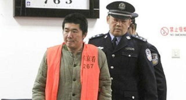 中俄火车大劫案主犯,潜逃18年成慈善企业家,其母注销户口时暴露
