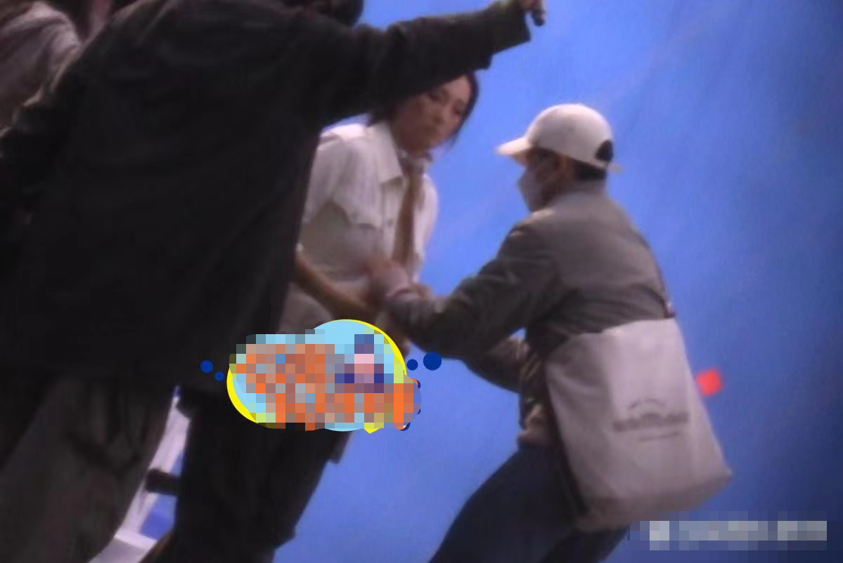 巩俐|56岁巩俐私下拍广告阵仗大！被工作人员搀扶起身，四五人拥簇服务