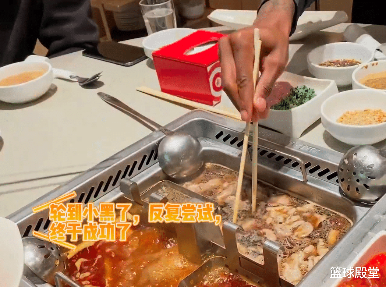 周琦|周琦去NBL帶任務(wù)了！餃子+灌餅全不落，教中文+筷子，還打起乒乓