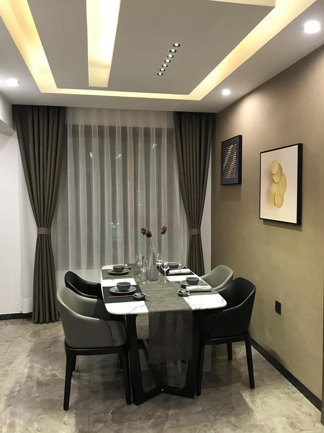 新房装修完工，人造大理石的电视背景墙超奢华，朋友来了都被迷住