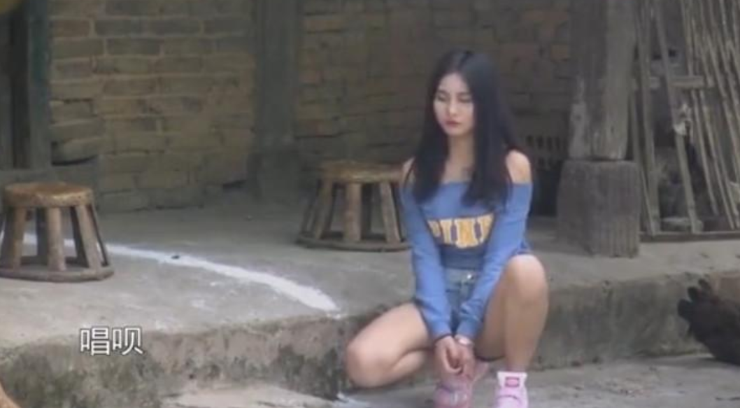 明星夫妻|6年前他与农村丫头互换生活30天，6年后他替因病去世的丫头尽孝心